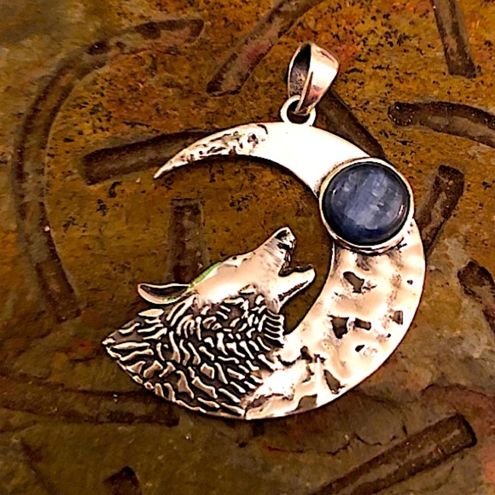 ARTISAN MADE Pendant Blue Kyanite Sterling Silver 925 Wolf Moon